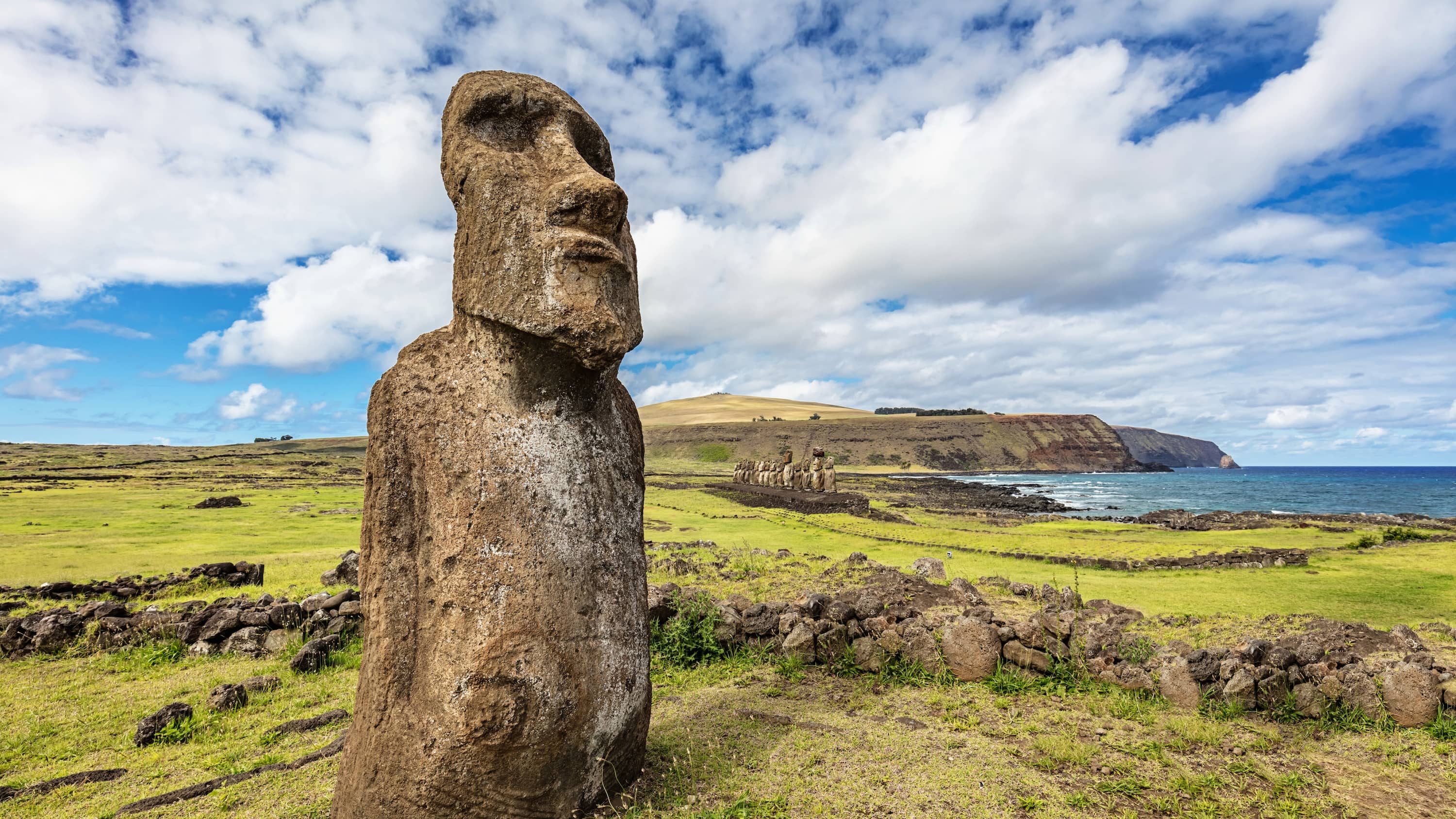 Каменные идолы. Остров Пасхи статуи Моаи. Каменные истуканы острова Пасхи. Моаи на острове Пасхи. Идолы острова Пасхи.