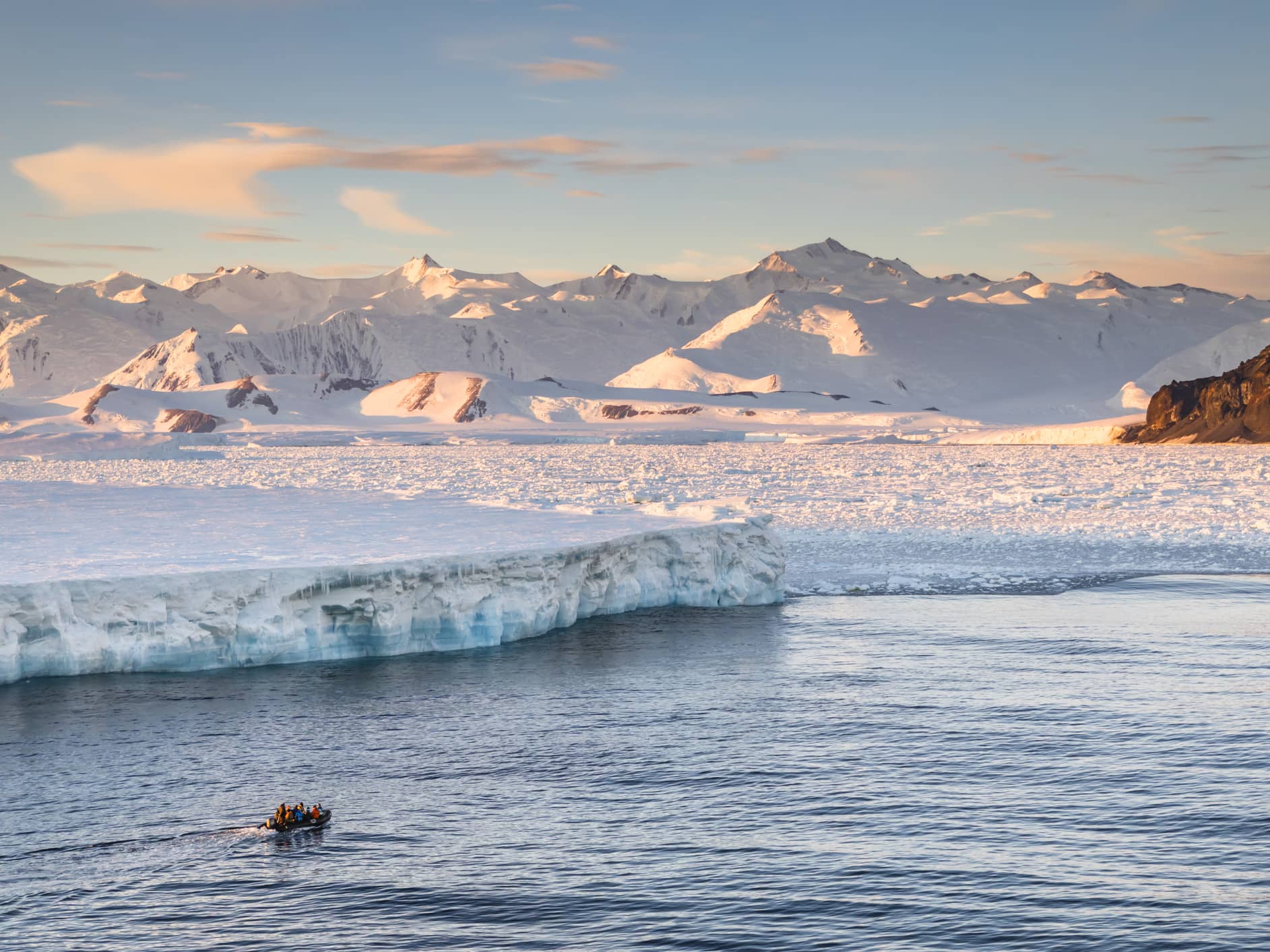  Embark on an unforgettable Antarctic expedition  