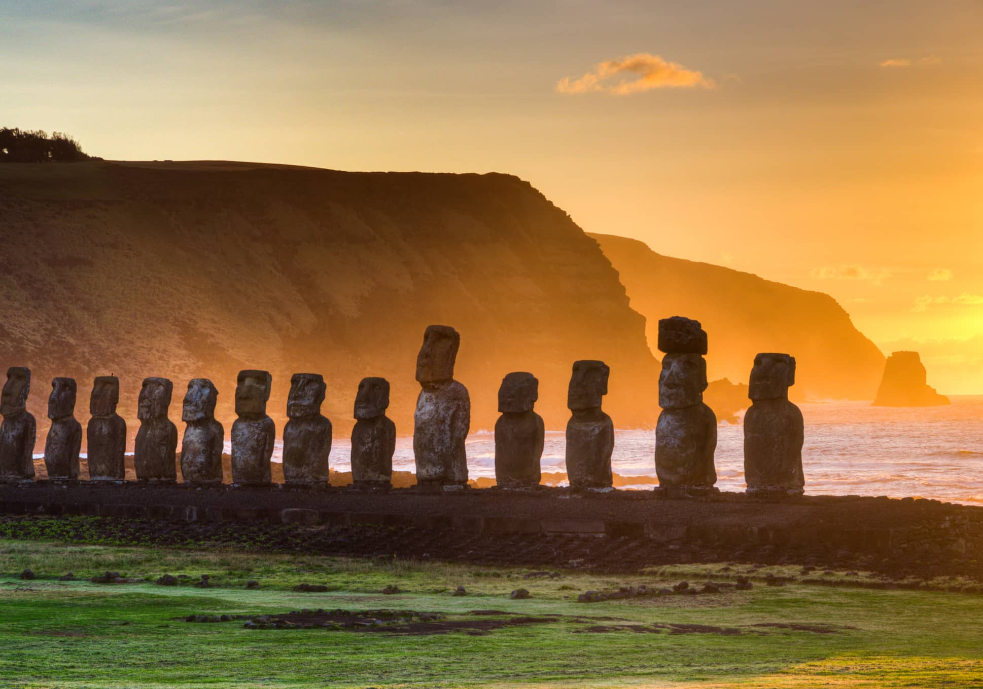  Watch the sun rise over the moai  