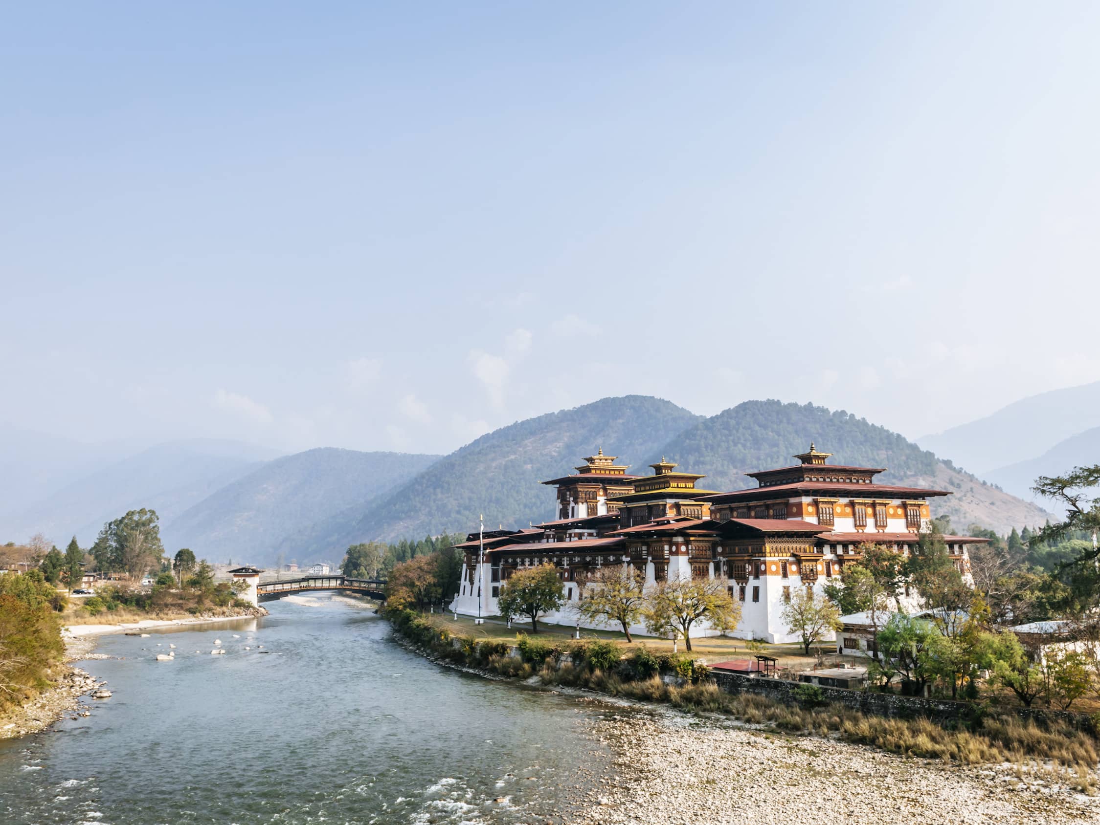  Explore the Paro Rinpung Dzong  