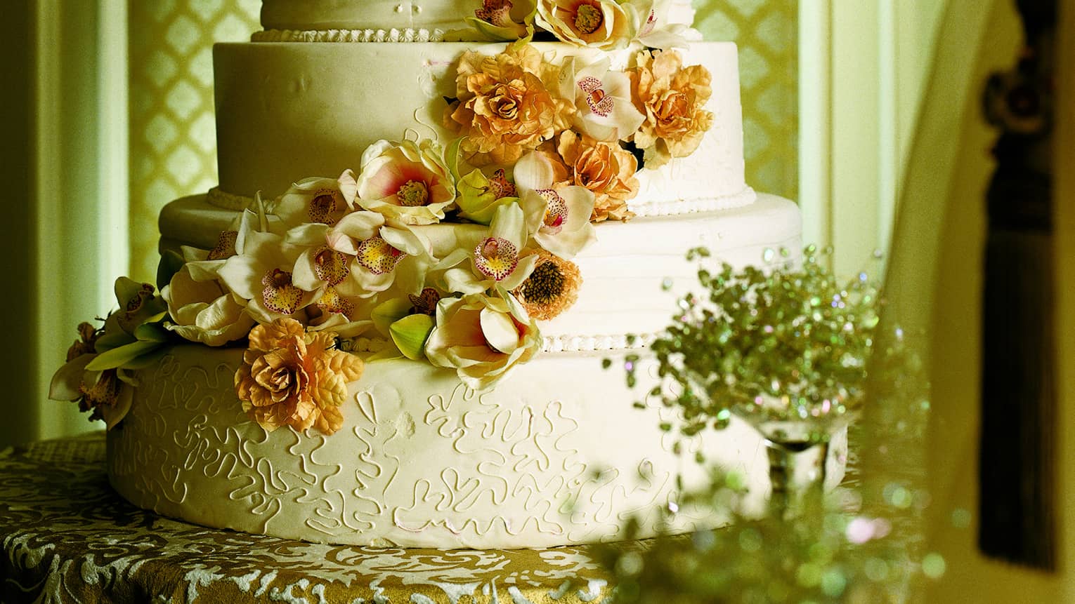 Wedding cake with seven tiers, peach and white roses 