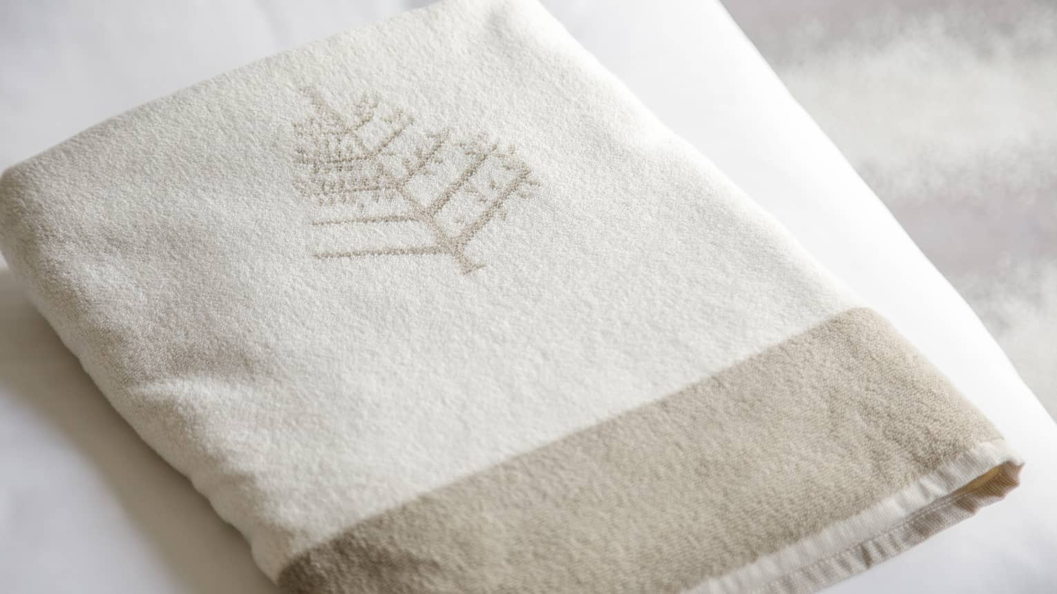 Two-tone towel with Four Seasons logo