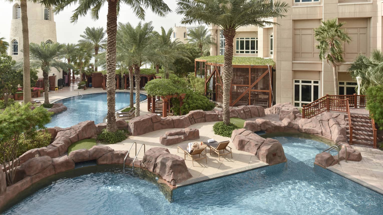 Four Seasons Hotel Doha outdoor swimming pools, palm trees