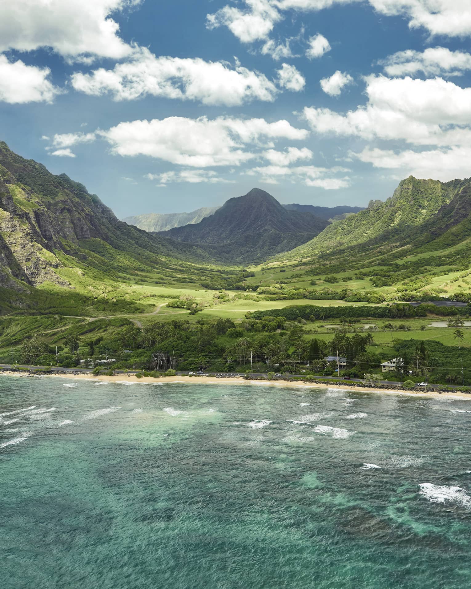 Lush, green mountains on Hawaiian coastline 